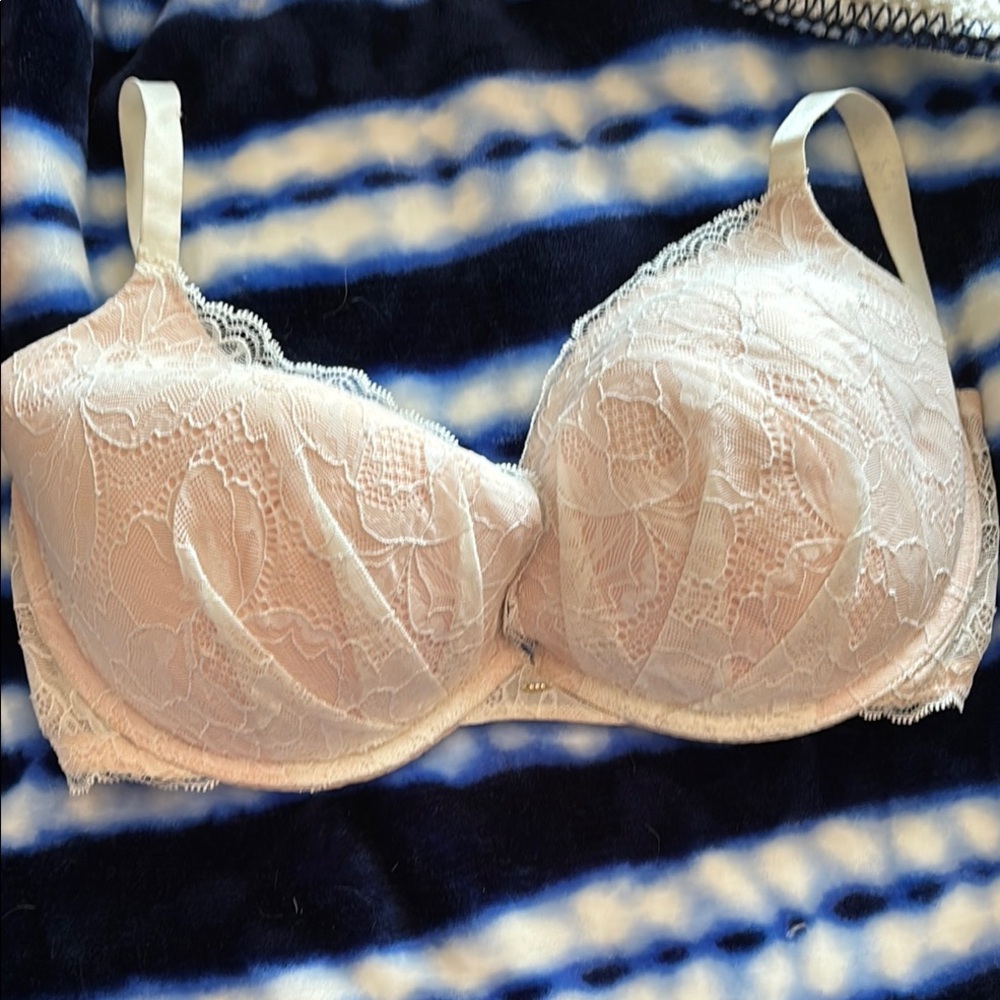 Victoria's Secret Lacey padded plunge Bra 38dd ivory pale pink/nude preown